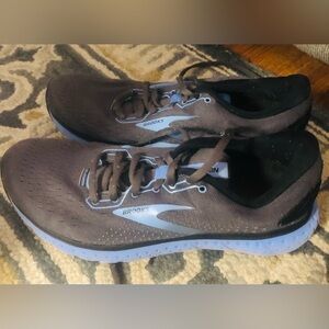 Brooks athletic shoes 9.5